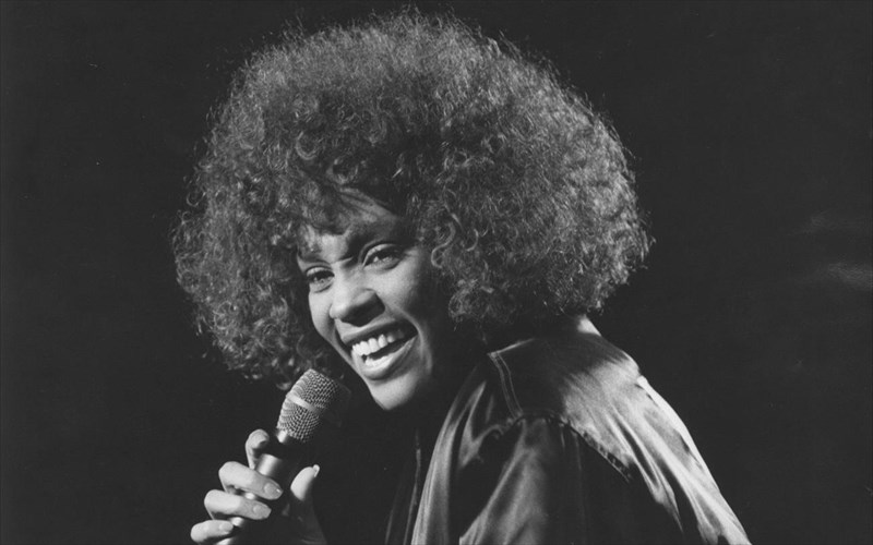 to-2022-tha-kukloforisei-i-tainia-gia-tin-zoi-tis-whitney-houston-tainia-gia-tin-zoi-tis-whitney-houston