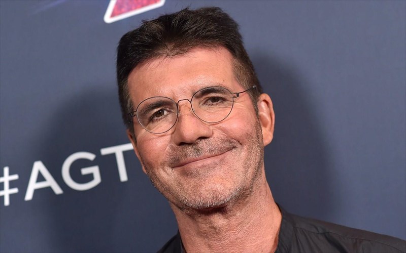 sto-xeirourgeio-o-simon-cowell-meta-apo-atuxima-me-ilektriko-podilato-simon-cowell-meta-apo-atuxima-me-ilektriko-podilato