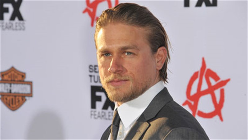 peninta-apoxroseis-tou-gkri-xoris-ton-charlie-hunnam