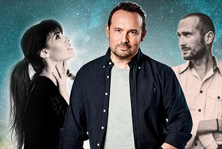 o-kostas-makedonas-kai-mia-megali-sunaulia-sto-kipotheatro-papagou