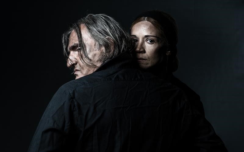 oi-magisses-tou-salem-erxontai-sto-theatro-emporikon-protes-fotografies-protes-fotografies