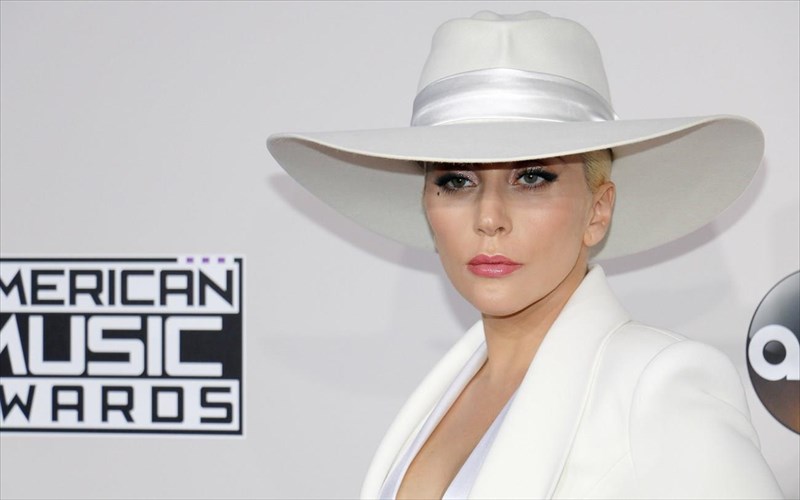 lady-gaga-kai-valentino-episimopoioun-ti-sxesi-tous
