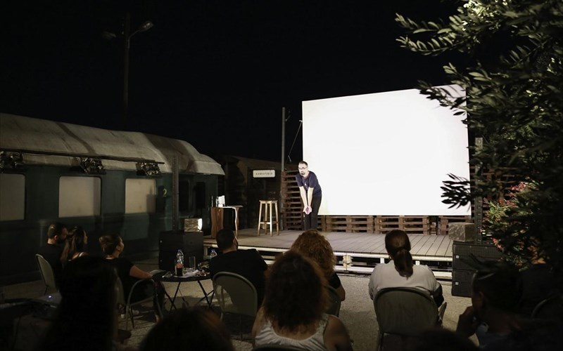 septembrios-me-live-kai-stand-up-comedy-stin-apobathra-tou-trenou-sto-rouf