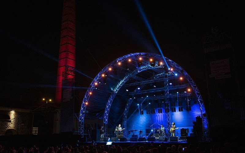 ena-fthinoporo-gemato-politismo-apo-ton-dimo-athinaion-to-programma-analutika