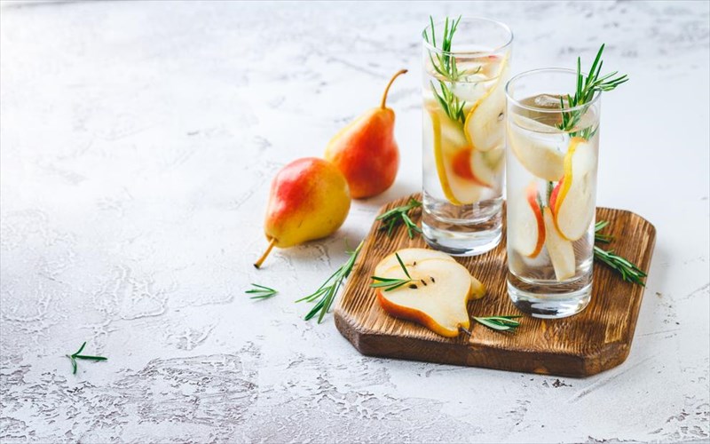 tessera-fthinoporina-kokteil-gia-bradies-sto-mpalkoni