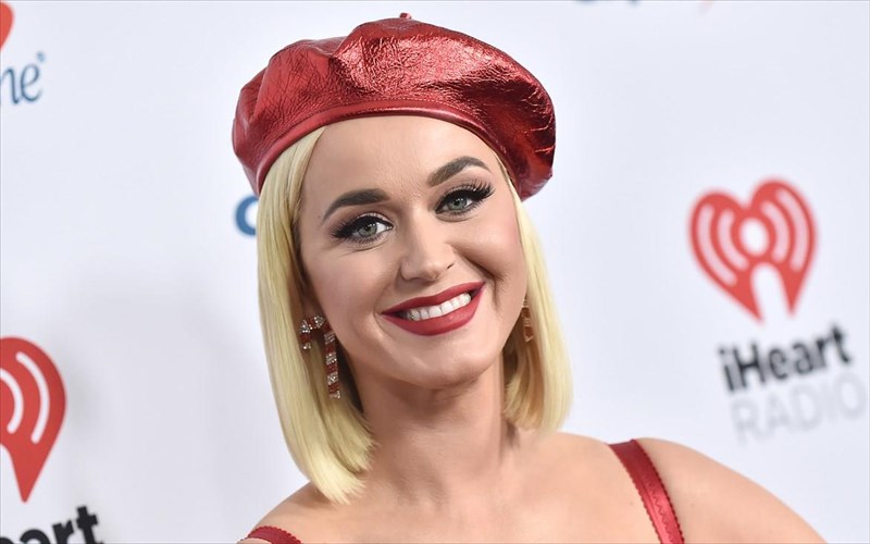 i-katy-perry-fotografizetai-meta-tin-egkumosuni-tis-kai-spaei-muthous