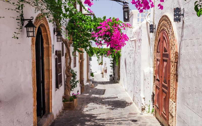 oi-diethneis-touristes-eipan-nai-sti-rodo