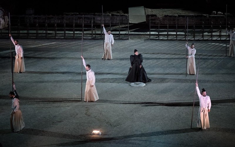 perses-kai-lusistrati-rixnoun-aulaia-sto-sxoleion-tis-athinas-eirini-papa