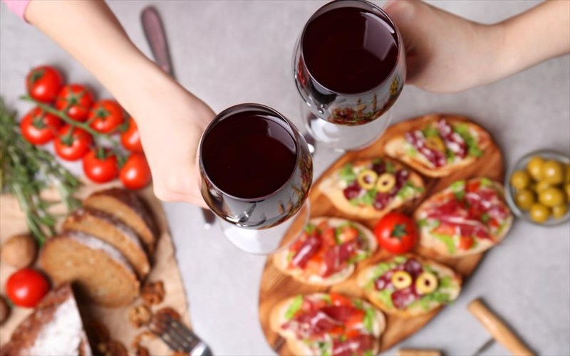 pos-sunduazetai-to-krasi-me-tis-ntomates