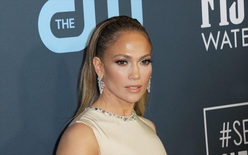 i-Jennifer-lopez-me-kommosi-empneusmeni-apo-ta-90s