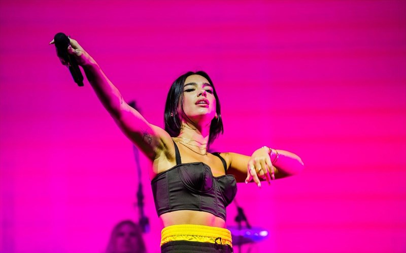 pos-i-dua-lipa-anabionei-tin-omorfia-ton-90s-sta-24-tis-xronia-dua-lipa-anabionei-tin-omorfia-ton-90s-sta-24-tis-xronia