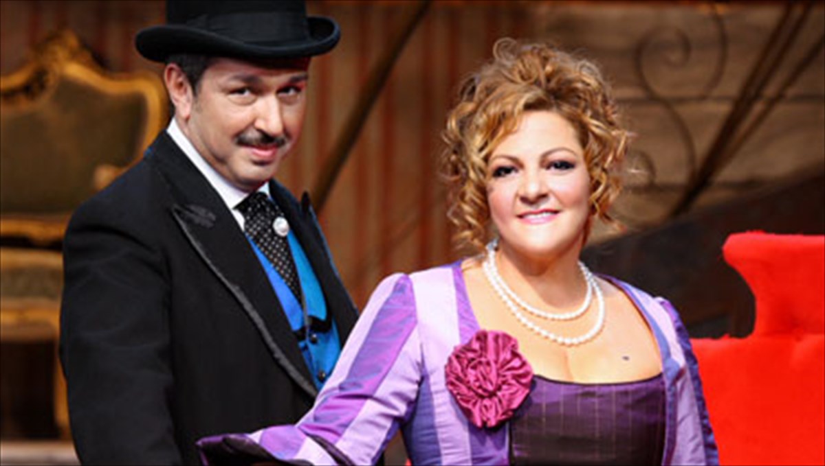 xxatzipanagiotis-bstauropoulou-kai-m-adamaki-se-galliki-farsa-tis-mpel-epok