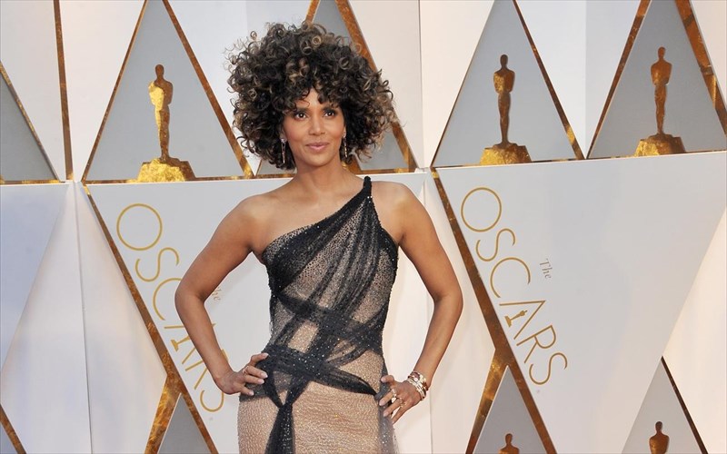 i-halle-berry-mila-gia-tin-terastia-thlipsi-pou-eniose-ston-apoixo-tou-istorikou-oskar-tis