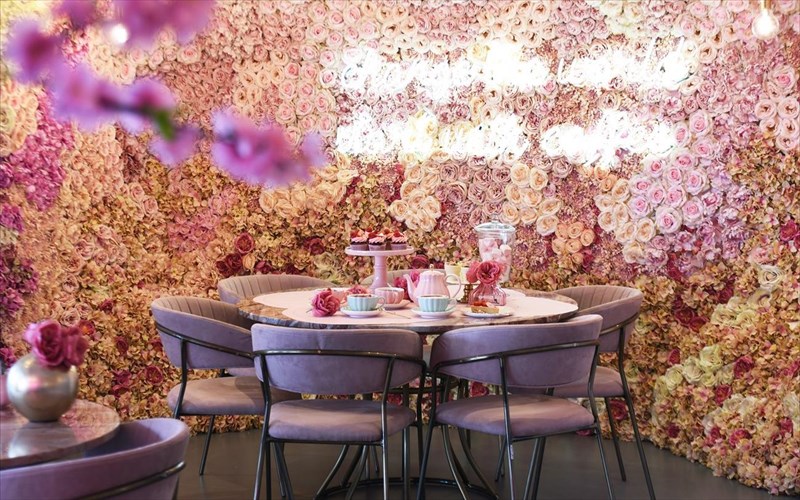 brethikame-staparaskinia-tou-pink-dot-cafe-stin-apollonia-politia