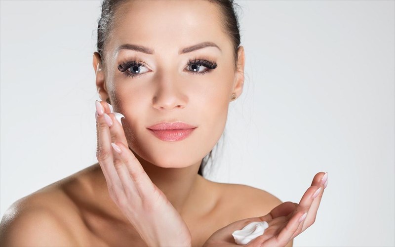 to-no1-fthinoporino-mustiko-gia-ena-prosopo-gemato-ugeia-kai-neaniki-lampsi