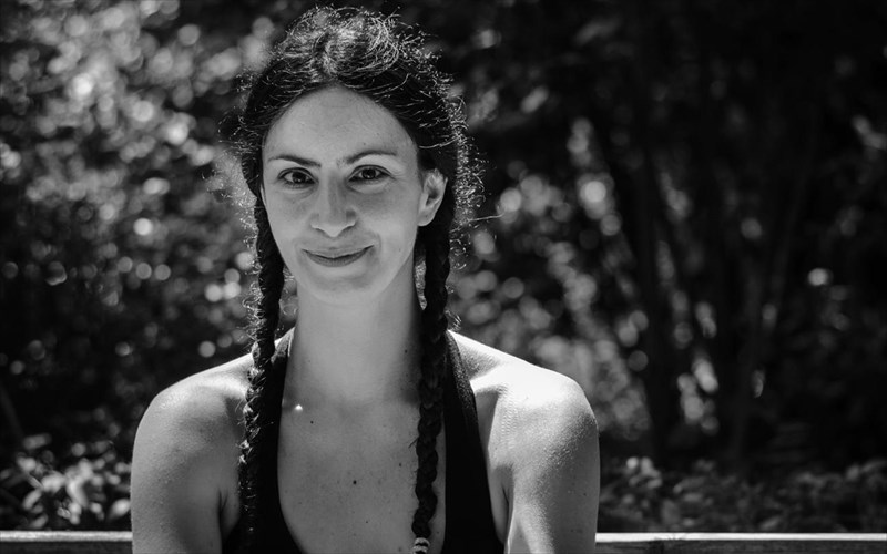 i-ioli-andreadi-egrapse-ena-biblio-gia-tin-performance-mesa-stin-karantina