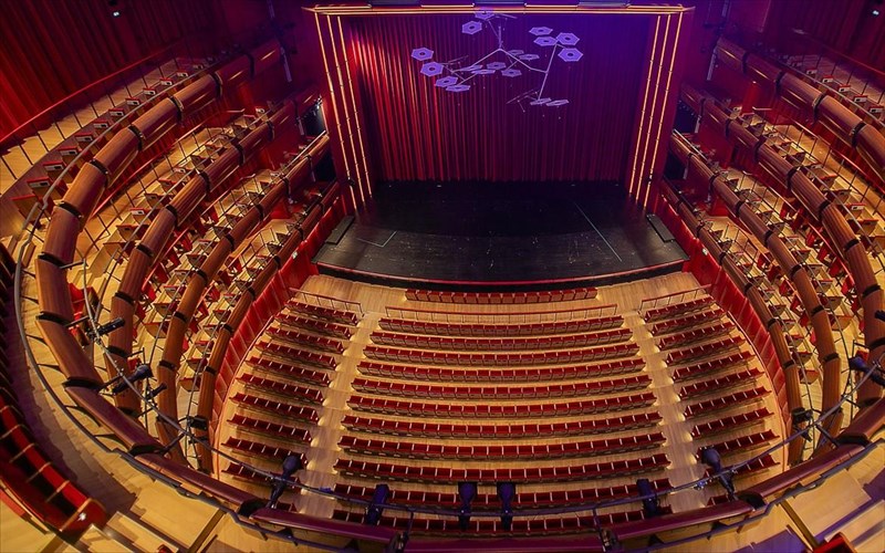 ksekina-i-propolisi-gia-tis-nees-parastaseis-tis-ethnikis-lurikis-skinis-propolisi-gia-tis-nees-parastaseis-tis-ethnikis-lurikis-skinis