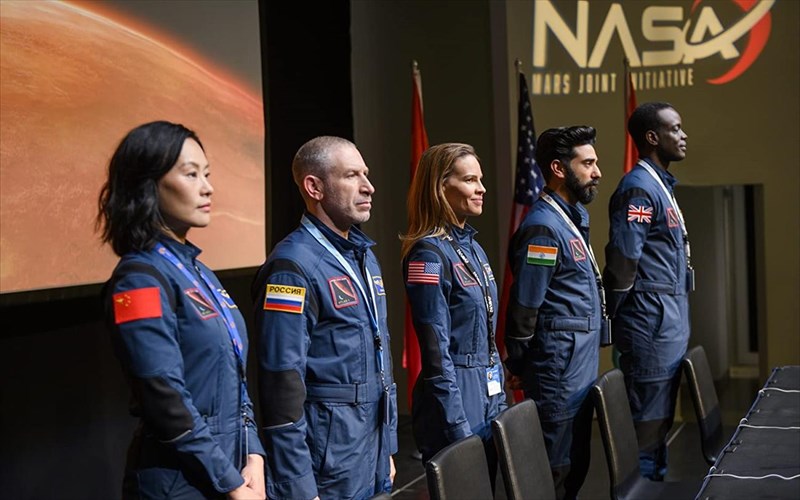 away-me-tin-hilaryswank-makria-apo-ti-gi-kai-tin-prototupia