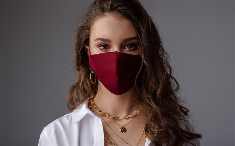 mipos-ksefloudizoun-oi-kremes-kai-to-makigiaz-apo-ti-maska-covid-19