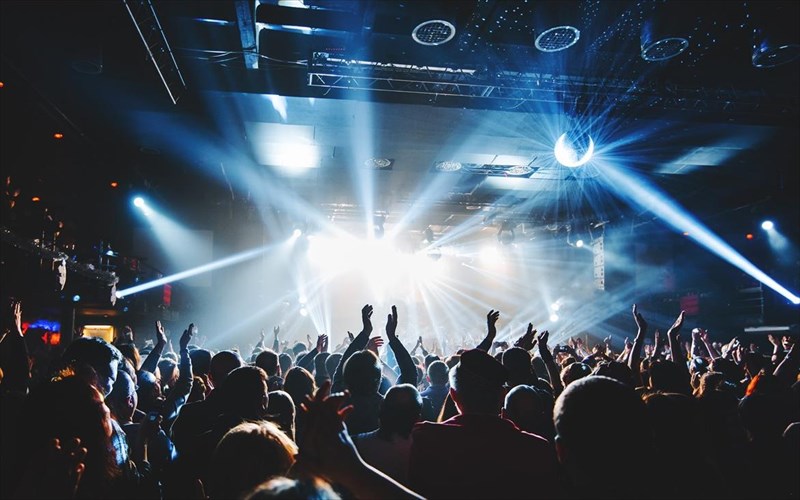 sxedon-to-ena-trito-ton-mousikon-skeftetai-na-ta-paratisei-logo-pandimias