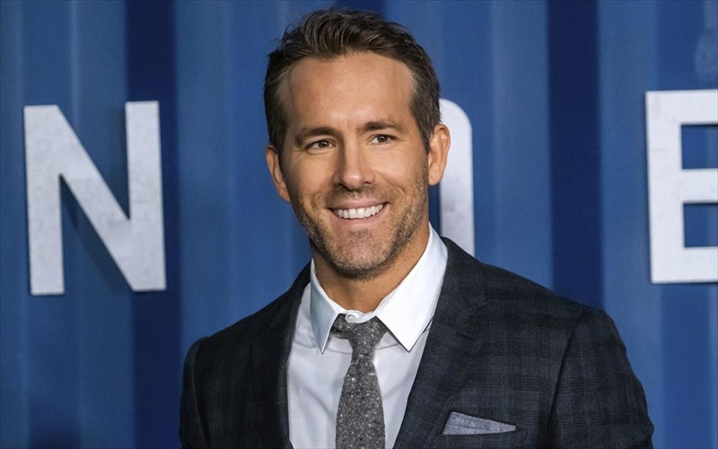 o-ryan-reynolds-kaloblepei-tin-podosfairiki-omada-tou-reksam