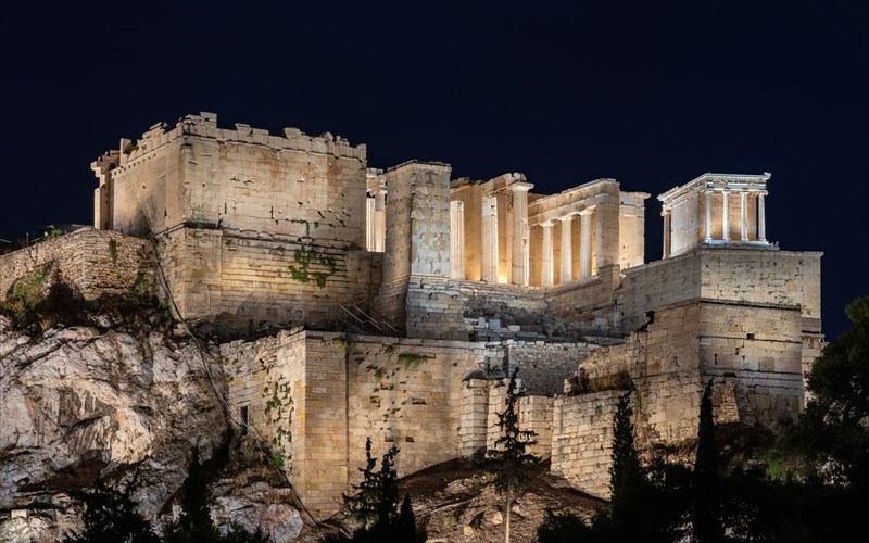 deite-zontana-tin-nea-fotagogisi-tis-akropolis