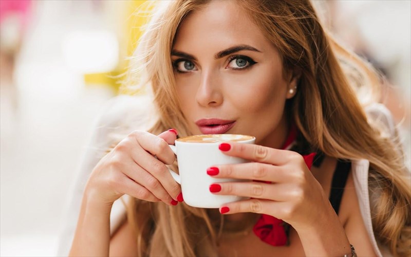 mporei-ena-flitzani-kafe-na-apotrepsei-ton-karkino-tou-dermatos