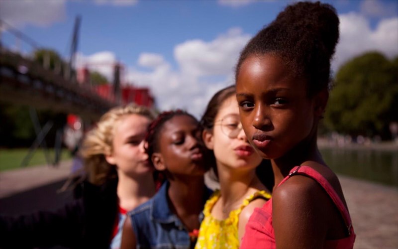 poiniki-dioksi-pros-to-netflix-gia-seksoualiki-ekmetalleusi-nearon-ithopoion