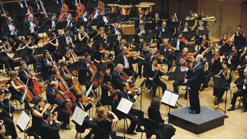 mia-spoudaia-sunantisi-sto-megaro