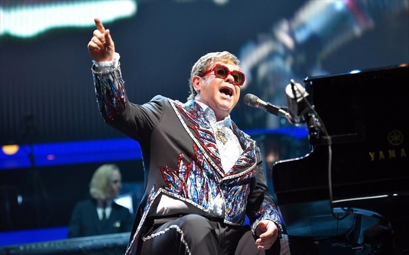 o-elton-John-moirastike-to-regimental-sgt-zippo-apo-to-ntempouto-pou-den-kukloforise-pote