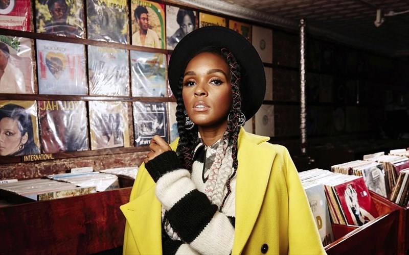 i-Janelle-monáe-apoxaireta-to-lovecraft-country-me-ena-set-eikonikis-pragmatikotitas