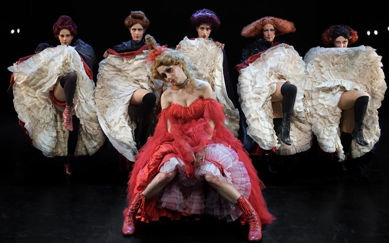 pame-sto-ethniko-theatro-gia-na-gnorisoume-tin-kuria-tou-maksim