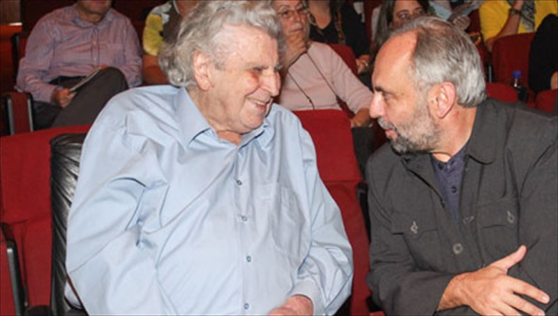o-mikis-theodorakis-sti-geitonia-ton-aggelon