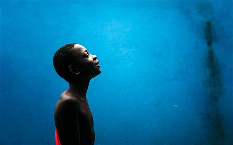 protreta-anthropon-apo-olon-ton-kosmo-stin-blank-wall-gallery