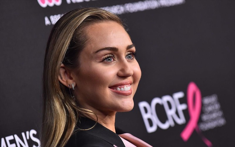 stenes-epafes-tritou-tupou-gia-tin-miley-cyrus