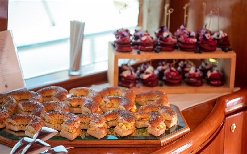 i-auriani-argia-exei-brunch-se-skafos