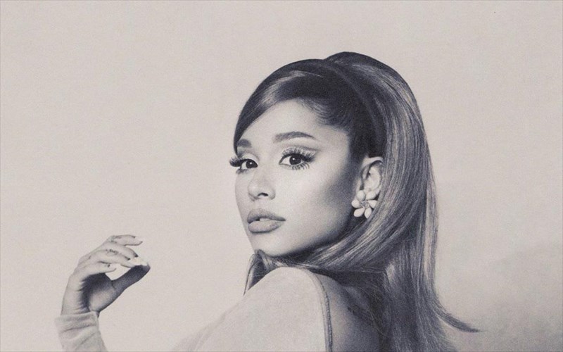 paraskeui-kukloforei-to-positions-tis-ariana-grande