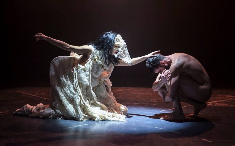 i-elena-mauridou-perimenei-ksana-ton-gkonto