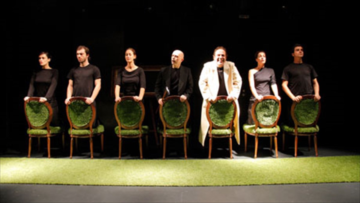 o-krokodeilos-tou-ntostogefski-kaustiki-satira-sto-theatriko-sanidi