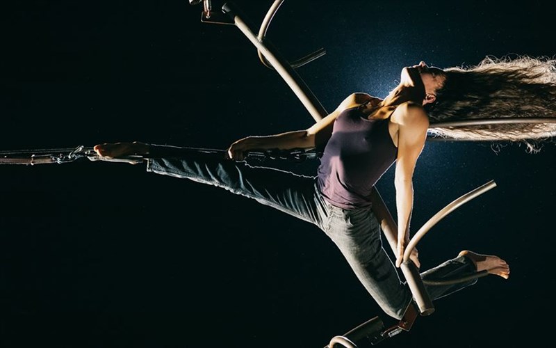 oi-xainides-kai-oi-akrobates-ki-omos-kineitai-mazi-ksana-sti-skini