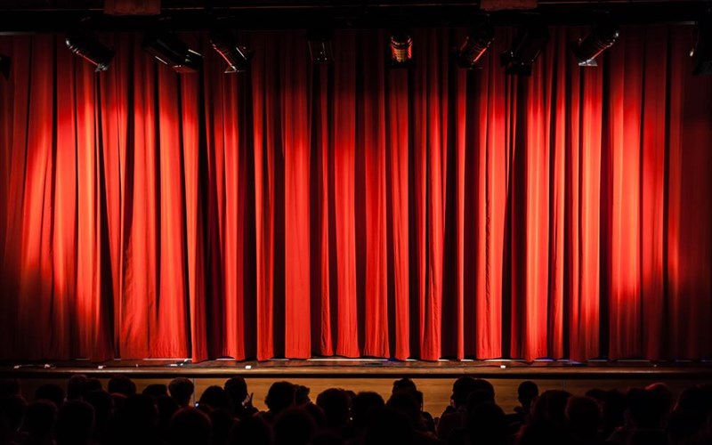 i-aulaia-peftei-ksana-gia-to-theatro