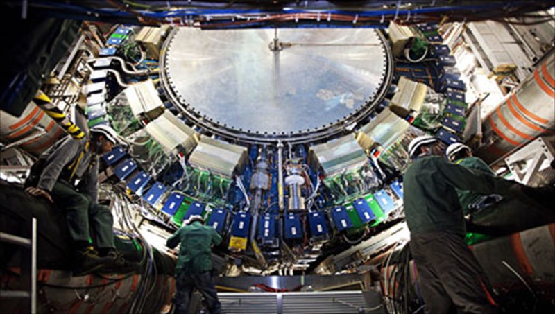 poios-ellinas-eikastikos-tha-paei-sto-cern