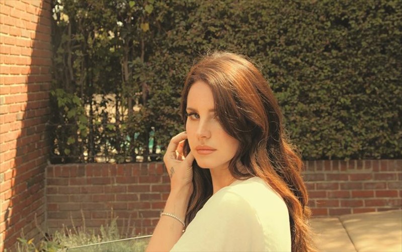 i-lana-del-rey-diaskeuazei-to-youll-never-walk-alone-tis-liverpool-fc