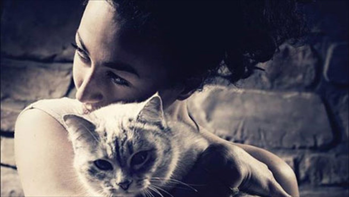 ti-nuxta-pou-me-akolouthise