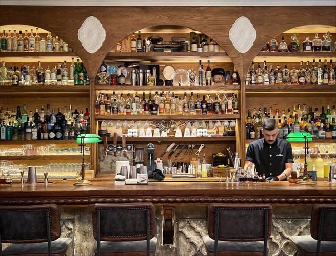 sta-50-kalutera-mpar-tou-kosmou-einai-kai-duo-ellinika