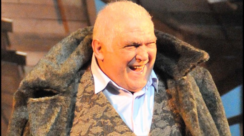 o-kostas-kazakos-skinothetei-kai-ermineuei-mprext-sto-kthbe