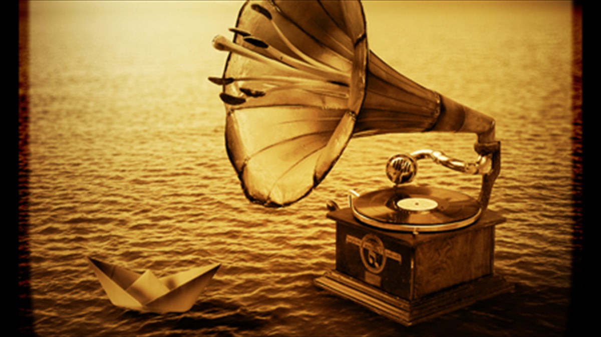 oi-tetartes-sto-ruthmo-stage-exoun-aroma-retro