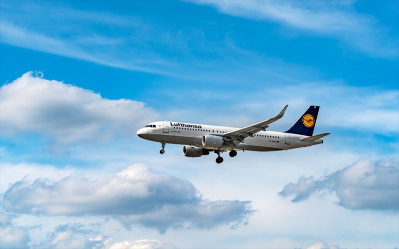 i-lufthansa-pragmatopoiei-ptiseis-mono-gia-arnitikous-ston-io-taksidiotes-metaksu-germanikon-poleon