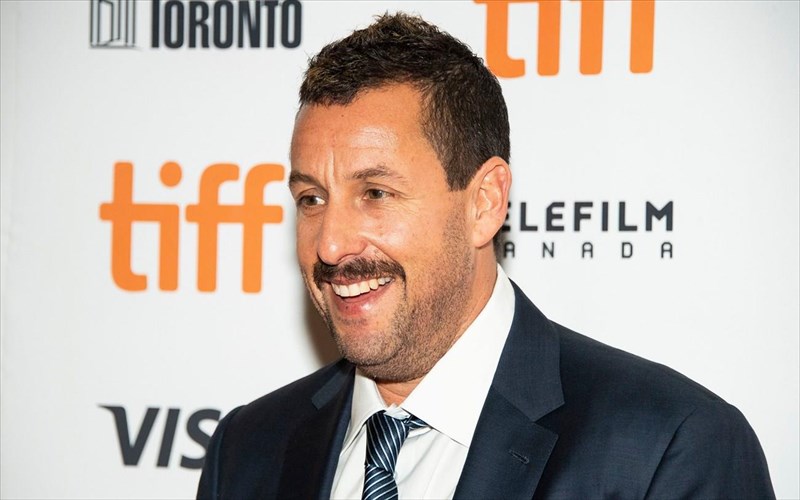 oi-xristes-tou-netflix-exoun-dei-pano-apo-duo-disekatommuria-ores-tainies-tou-adam-sandler