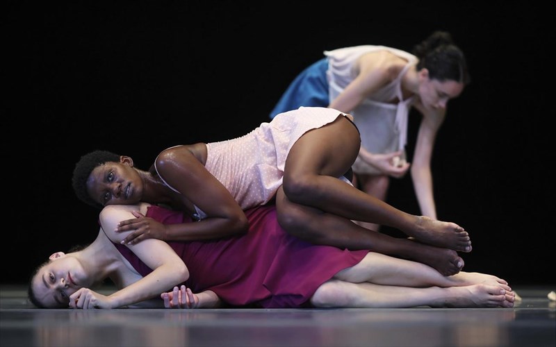 to-megaron-online-epistrefei-me-sunaulies-kai-xoro-stin-othoni-mas